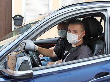 Fahrschüler Maxim Stein trägt Maske und Handschuhe im Auto, im Hintergrund sein Fahrlehrer Jürgen Maulwurf Fotos: Niklas Schmitt