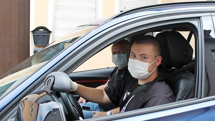 Fahrschüler Maxim Stein trägt Maske und Handschuhe im Auto, im Hintergrund sein Fahrlehrer Jürgen Maulwurf Fotos: Niklas Schmitt