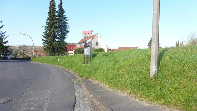In einer ausführlichen Pdf-Präsentation machte Matthias Kirchner vom beauftragten Planungsbüro in Ebenhausen den Gemeinderäten die Probleme der Straße deutlich. Foto: Matthias Kirchner