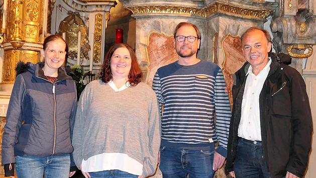 Der neu gewählte Vorstand der Vereins Aktion Kindergarten Ebenhausen: (von links): Julia Keller (Kassiererin), Melanie Bräuer (2. Vorsitzende), Jens Lindemann (1. Vorsitzender) und der Vertreter der Kirchenverwaltung, Thomas Stahl. Es fehlt auf dem Foto die neu gewählte Schriftführerin Tina Topler. Foto: Elisabeth Mehn