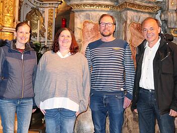 Der neu gewählte Vorstand der Vereins Aktion Kindergarten Ebenhausen: (von links): Julia Keller (Kassiererin), Melanie Bräuer (2. Vorsitzende), Jens Lindemann (1. Vorsitzender) und der Vertreter der Kirchenverwaltung, Thomas Stahl. Es fehlt auf dem Foto die neu gewählte Schriftführerin Tina Topler. Foto: Elisabeth Mehn