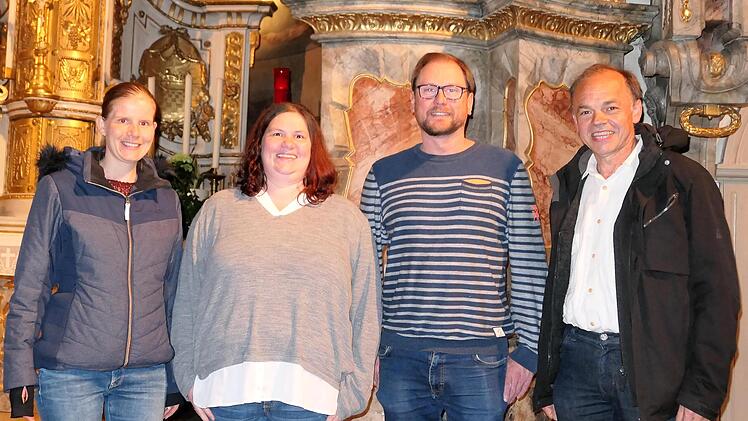 Der neu gewählte Vorstand der Vereins Aktion Kindergarten Ebenhausen: (von links): Julia Keller (Kassiererin), Melanie Bräuer (2. Vorsitzende), Jens Lindemann (1. Vorsitzender) und der Vertreter der Kirchenverwaltung, Thomas Stahl. Es fehlt auf dem Foto die neu gewählte Schriftführerin Tina Topler. Foto: Elisabeth Mehn