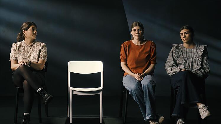 Die Schwestern (von links) Bahar, Sedef und Asya trauern um ihre getötete Mutter Claudia.