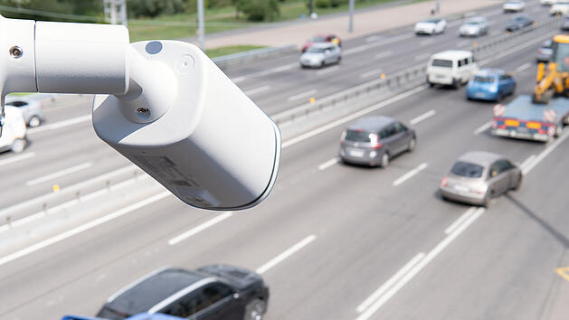 CCTV Verkehrskamera &Ouml;sterreich Gro&szlig;stadt &Uuml;berwachung Kennzeichenerfassung automatisch Zufahrtskontrolle Innenst&auml;dte Wien Graz Linz Verkehrs&uuml;berwachung digital 36 StVO-Novelle 2026 Sicherheitskamera Stra&szlig;enverkehr Nahaufnahme &Uuml;berwachungstechnik Kamera&uuml;berwachung Verkehrssicherheit Bu&szlig;geld Touristen Urlauber Anwohnerzonen Berechtigungsliste Fahrverbote kontrollierte Zonen Verkehrsberuhigung Pilotst&auml;dte Sommer 2026 Mai 2026 Durchreisende Kennzeichen scannen Verkehrskontrolle Big City urbane &Uuml;berwachung Innenstadtverkehr gesperrte Bereiche Zufahrtsberechtigung