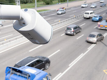 CCTV Verkehrskamera &Ouml;sterreich Gro&szlig;stadt &Uuml;berwachung Kennzeichenerfassung automatisch Zufahrtskontrolle Innenst&auml;dte Wien Graz Linz Verkehrs&uuml;berwachung digital 36 StVO-Novelle 2026 Sicherheitskamera Stra&szlig;enverkehr Nahaufnahme &Uuml;berwachungstechnik Kamera&uuml;berwachung Verkehrssicherheit Bu&szlig;geld Touristen Urlauber Anwohnerzonen Berechtigungsliste Fahrverbote kontrollierte Zonen Verkehrsberuhigung Pilotst&auml;dte Sommer 2026 Mai 2026 Durchreisende Kennzeichen scannen Verkehrskontrolle Big City urbane &Uuml;berwachung Innenstadtverkehr gesperrte Bereiche Zufahrtsberechtigung