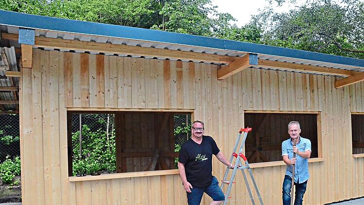 Die Vorstandsmitglieder Alexander Ludwig (links) und Thomas Morand freuen sich &uuml;ber den neuen Gartenbau-Stadl des Gartenbauvereins Stockheim und laden zum Gartenfest ein. Karl-Heinz Hofmann