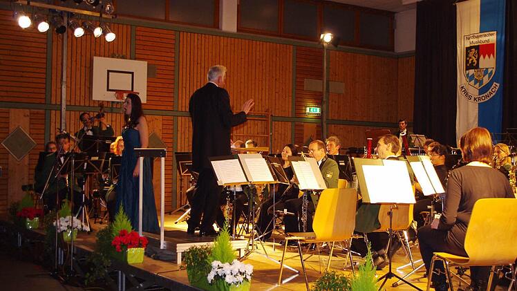 Das Polizeiorchester Bayern und seine Sängerin Kerstin Eder gratulierten dem Kreisauswahlorchester Kronach musikalisch zum Geburtstag.