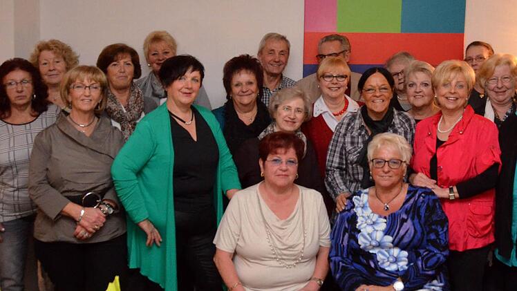 Vor 50 Jahren begannen im Landkreis 34 angehende Friseure ihre Ausbildung. Nun trafen sie sich wieder, einige sind sogar noch aktiv im ehemals erlernten Beruf tätig.  Foto: Peter Rauch