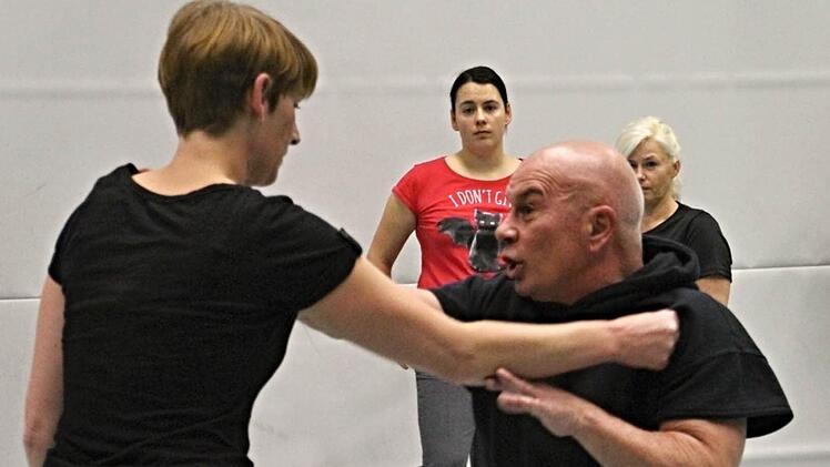 Er lebt für den Kampfsport. Harald Rögner (vorne rechts) demonstriert mit einer Teilnehmerin effektives Abwehrverhalten unter den Blicken von der Teilnehmerinnen. Foto: hw
