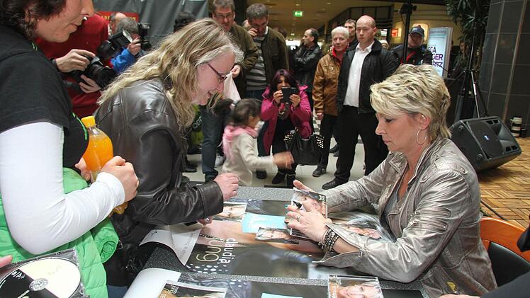 Claudia Jung signierte die CDs, und die Kulmbacher standen Schlange für ein Autogramm. Foto: Sonja Adam