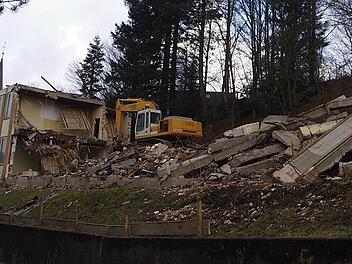 Noch bis Mitte Mai wird der Abriss der alten Schule in Wilhelmsthal dauern. Foto: Heike Schülein