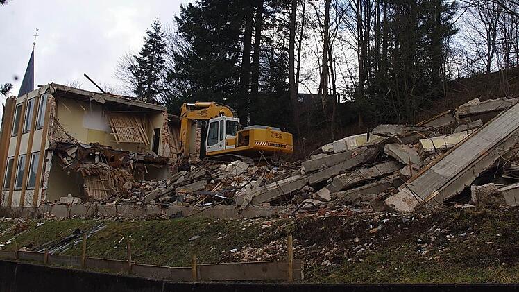 Noch bis Mitte Mai wird der Abriss der alten Schule in Wilhelmsthal dauern. Foto: Heike Schülein