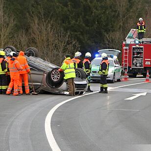 Spektakulaerer Abflag von BMW in Autobahnausfahrt