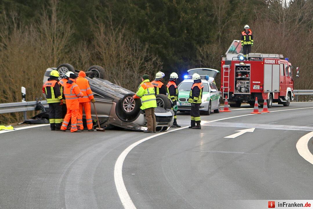 Spektakulaerer Abflag von BMW in Autobahnausfahrt