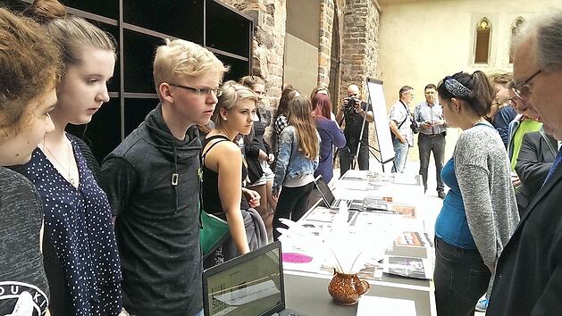 Auch Ministerpr&auml;sident Reiner Haseloff (CDU) informierte sich bei Luca Sollmann (Zweite von links) &uuml;ber die Workshop-Ergebnisse.  Foto: LST