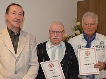 Werner Liebenstein (Vorsitzender, von links) ehrte Konrad Simon (40 Jahre Mitglied) und Franz Büttner (25 Jahre Mitglied) Foto: Andreas Lomb