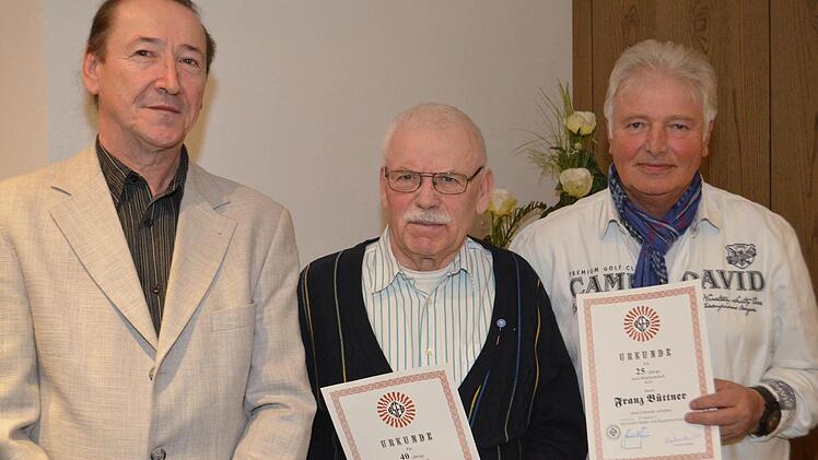 Werner Liebenstein (Vorsitzender, von links) ehrte Konrad Simon (40 Jahre Mitglied) und Franz Büttner (25 Jahre Mitglied) Foto: Andreas Lomb