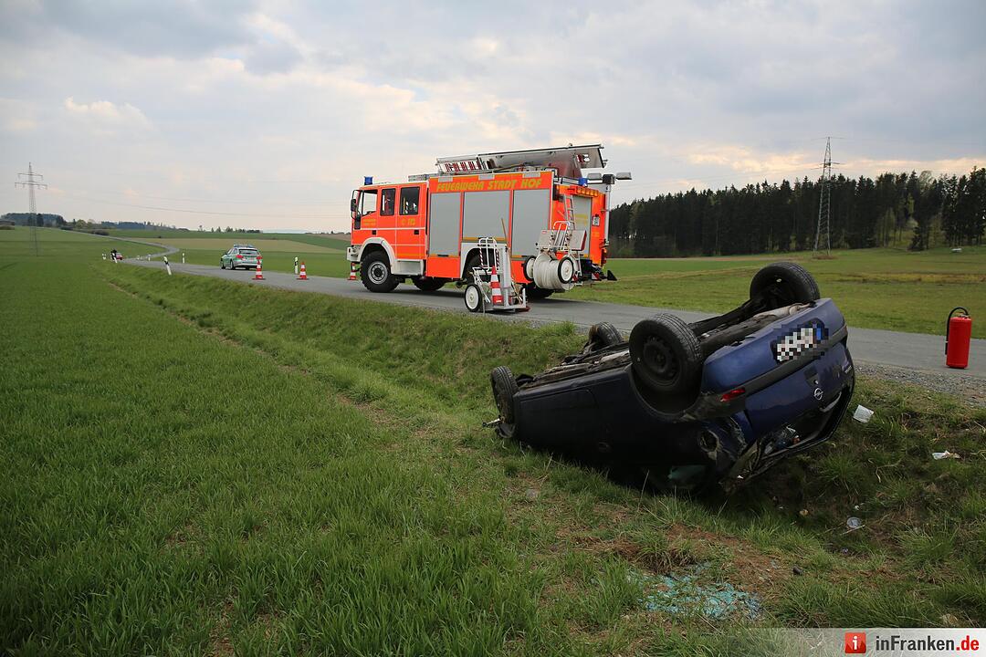 Kreis Hof: Auto überschlägt sich mehrfach und bleibt auf dem Dach liegen