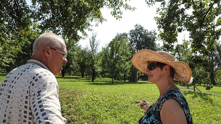 Anton Wachholz führt uns zu der Obstwiese. Foto: Barbara Herbst