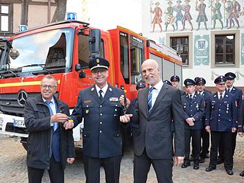 Übergabe der neuen Feuerwehrfahrzeuge. Unser Foto zeigt (von links) Emil Müller, Harald Albert und Kay Blankenburg. Foto: Peter Rauch