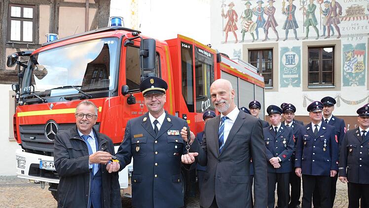 Übergabe der neuen Feuerwehrfahrzeuge. Unser Foto zeigt (von links) Emil Müller, Harald Albert und Kay Blankenburg. Foto: Peter Rauch
