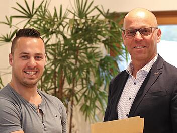 Daniel Kleinheinz (links) wurde von Bürgermeister Gerd Kleinhenz (PWW) zum Standesbeamten in Wildflecken bestellt. Sebastian Schmitt