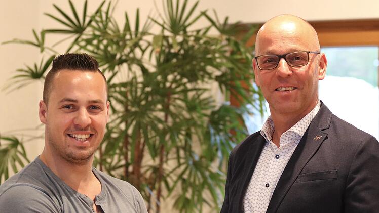 Daniel Kleinheinz (links) wurde von Bürgermeister Gerd Kleinhenz (PWW) zum Standesbeamten in Wildflecken bestellt. Sebastian Schmitt