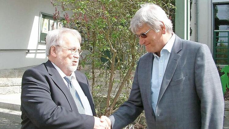 Beim letzten Tischtennis-Kreistag wurde der seit 1997 an der Spitze stehende Edgar Kraus zum Ehrenkreisvorsitzenden ernannt. Hierzu gratulierte der Bezirksvorsitzende Hartmut Müller (links).  Foto: Hans Franz