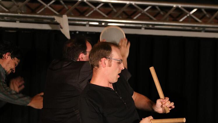 Die Theatergruppe Kompassion des Franz-Miltenberger-Gymnasiums  spielte die Farce "Benefiz. Jeder rettet einen Afrikaner" von Ingrid Lausund. Foto: Sebastian Schmitt