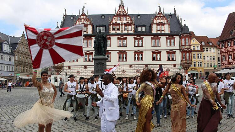 Fahnenträgerin Letícia Malaquias und ihr Zeremonienmeister Sidclei tanzten sich warm, begleitet von der Samba-Gruppe Samba Masala aus Singapur.Ulrike Nauer