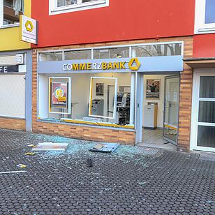 Geldautomat gesprengt: Großfahndung nach geflüchteten Tätern