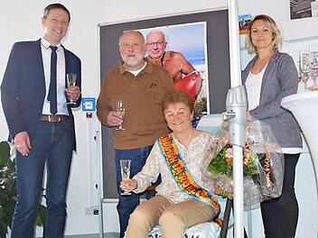 Abschied vom Berufsleben (von links): Marco Steiner, Bernd Langbein, Inge Kurzendörfer und Katja Colgeu. Im Hintergrund der leicht veränderte David Hasselhoff. Foto: Rainer Lutz