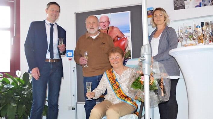 Abschied vom Berufsleben (von links): Marco Steiner, Bernd Langbein, Inge Kurzendörfer und Katja Colgeu. Im Hintergrund der leicht veränderte David Hasselhoff. Foto: Rainer Lutz