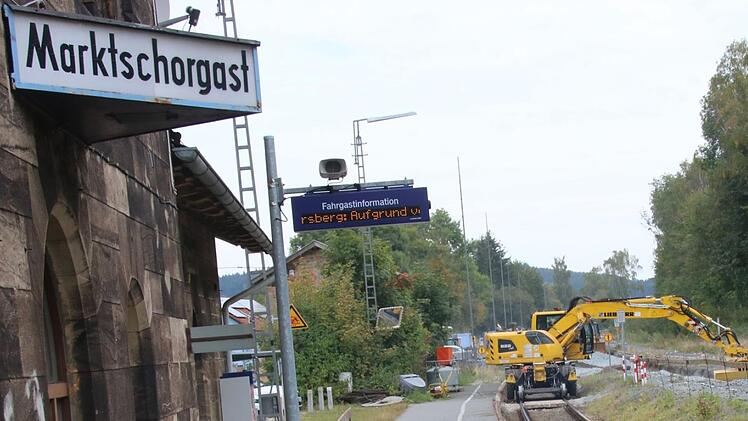 Zurzeit werden am Marktschorgaster Bahnhof die Gleise und Weichen erneuert. Im Frühjahr beginnt dann der Neubau der Bahnsteige. Fotos: Alexander Hartmann