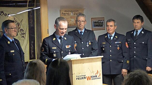 Ehrung bei der Feuerwehr Wiesenthau: KBM Willert (von rechts), KBI Messingschlager, Bernd Drummer, der das Feuerwehr-Ehrenkreuz in Silber des Landesfeuerwehrbandes Bayern erhielt, KBR Oliver Flake und KBI Schmitt Foto: privat