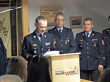 Ehrung bei der Feuerwehr Wiesenthau: KBM Willert (von rechts), KBI Messingschlager, Bernd Drummer, der das Feuerwehr-Ehrenkreuz in Silber des Landesfeuerwehrbandes Bayern erhielt, KBR Oliver Flake und KBI Schmitt Foto: privat