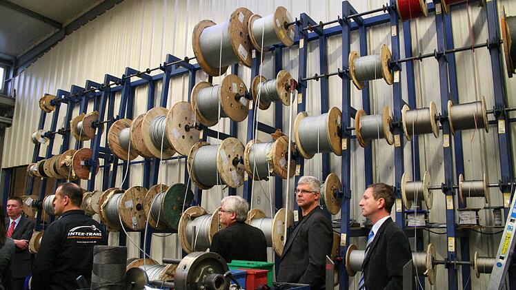 Martin Burger, Klaus Büttner, Jochen Berninger und Dr. Christian Oßwald schauen sich in der Firma Wiedenmann Seile um.  Fotos: Sabine Paulus