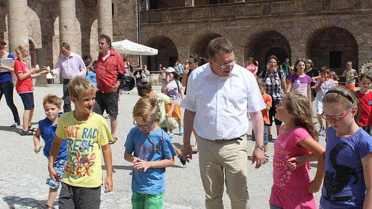 Viktor (8), Nils-Ole (6), Viktoria und Nelly (beide 8) freuen sich, dass sie mit dem Oberbürgermeister reden dürfen.