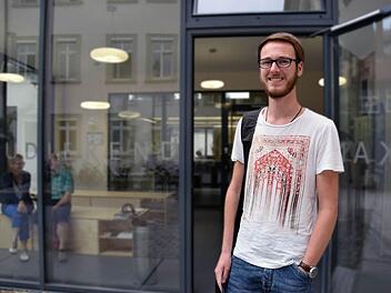 Simon Schmidt heißt der erste Student, der sich für das Wintersemester 2014/2015 an der Universität Bamberg angemeldet hat (hier vor der Studierendenkanzlei). Die Hochschule setzt noch immer auf die persönliche Einschreibung.  Foto: Anne-Kristin Sump/Universität Bamberg