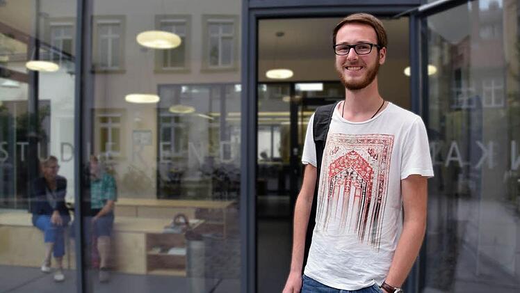 Simon Schmidt heißt der erste Student, der sich für das Wintersemester 2014/2015 an der Universität Bamberg angemeldet hat (hier vor der Studierendenkanzlei). Die Hochschule setzt noch immer auf die persönliche Einschreibung.  Foto: Anne-Kristin Sump/Universität Bamberg