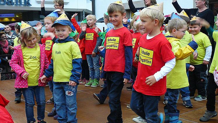 Auf der Straßenfest-Bühne konnten die Kindergartenkinder zeigen, was sie schon alles gelernt haben.