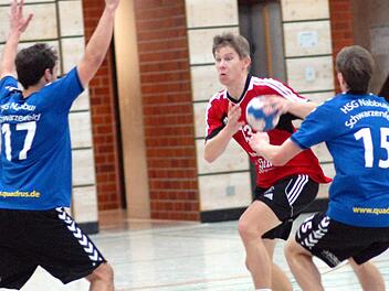 Der TS Herzogenaurach (rote Trikots) gelang in der Bezirksoberliga ein knapper 34:33-Erfolg gegen Nabburg.  Foto: herzopress