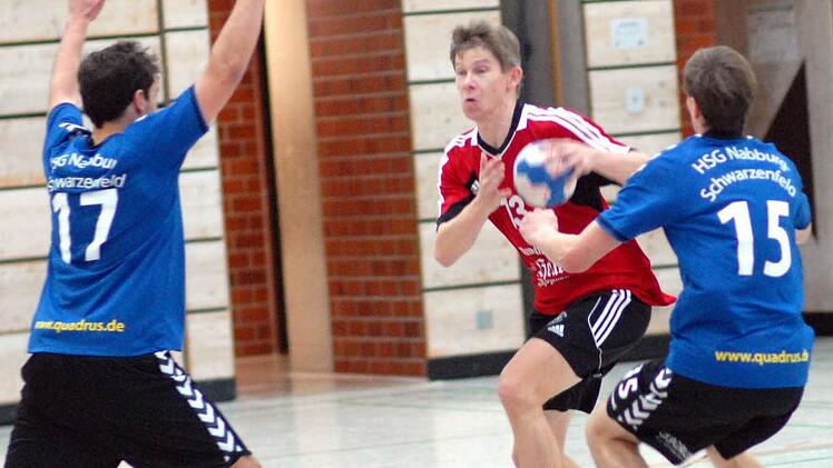 Der TS Herzogenaurach (rote Trikots) gelang in der Bezirksoberliga ein knapper 34:33-Erfolg gegen Nabburg.  Foto: herzopress