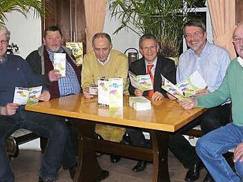Reiner Meisel, die Bürgermeister Hans-Joachim Hösch, Franz Uome, Karl-Philipp Ehrler und Volker Kirschenlohr sowie LQN-Vorsitzender Hermann Dörfler stellten den neuen Image-Flyer vor. Foto: Klaus-Peter Wulf