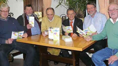 Reiner Meisel, die Bürgermeister Hans-Joachim Hösch, Franz Uome, Karl-Philipp Ehrler und Volker Kirschenlohr sowie LQN-Vorsitzender Hermann Dörfler stellten den neuen Image-Flyer vor. Foto: Klaus-Peter Wulf