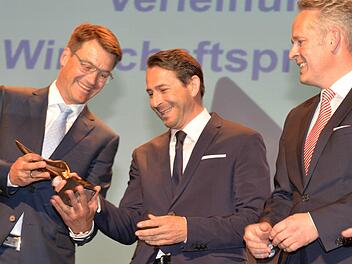 Freuten sich sichtlich über die Auszeichnung (von rechts): Vorstandssprecher Markus Stodden, Finanzvorstand Otto Zejmon und Technikvorstand Jörg Lehmann. Foto: Ronald Rinklef
