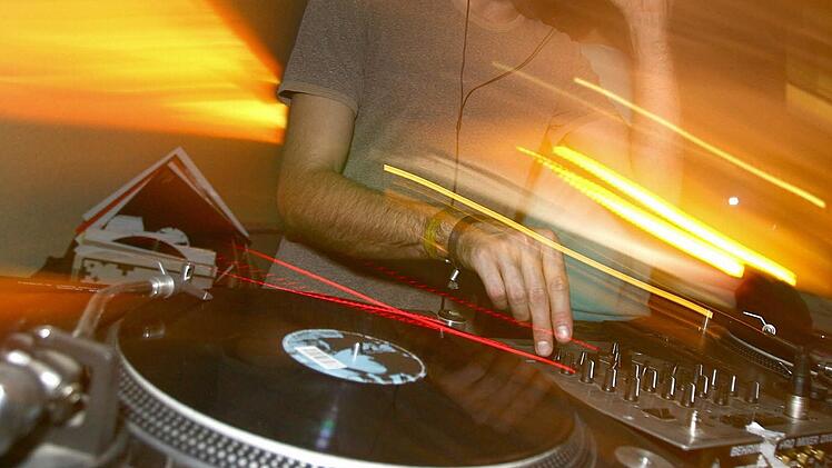 Vor dem "Casablanca" in der Oberen Stadt spielt heuer erstmals keine Band. DJs legen auf. Foto: Symbolbild/dpa