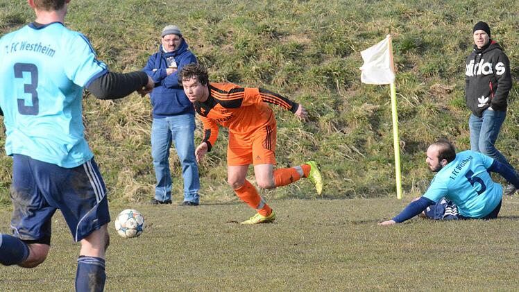 Szene vom Spiel der DJK Schondra (in orange) gegen den FC Westheim. Foto: ssp