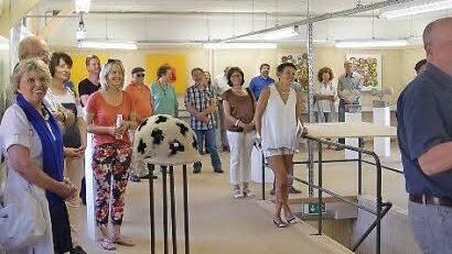 Der Verein Kunsthaus versteht sich auch als Ausrichter von Events wie dieser Vernissage. Rechts vorne Hans Dietrich Unger. Foto: Brigitta Kempe-Wolf