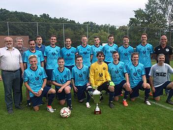 Die SG Oerlenbach/Ebenhausen setzte sich bei der Großgemeindemeisterschaft vor Titelverteidiger FC Rottershausen und FC Eltingshausen durch. Unser Foto zeigt das siegreiche Team zusammen mit Bürgermeister Franz Kuhn und Sportvorstand Dieter Bausewein (beide links) sowie Turnierleiter Holger Zwirlein (rechts).